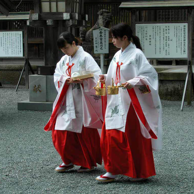 Las Miko: Guardianas del equilibrio espiritual en Japón